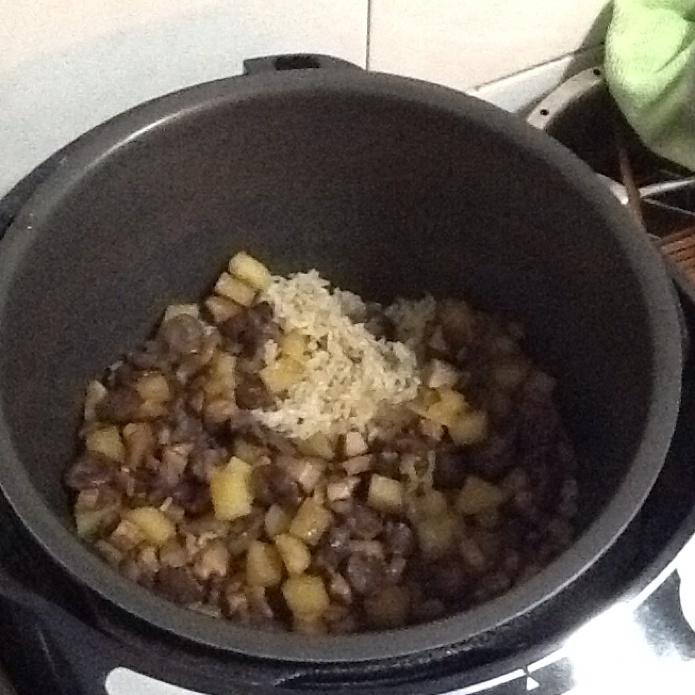 香菇土豆腊肠焖饭