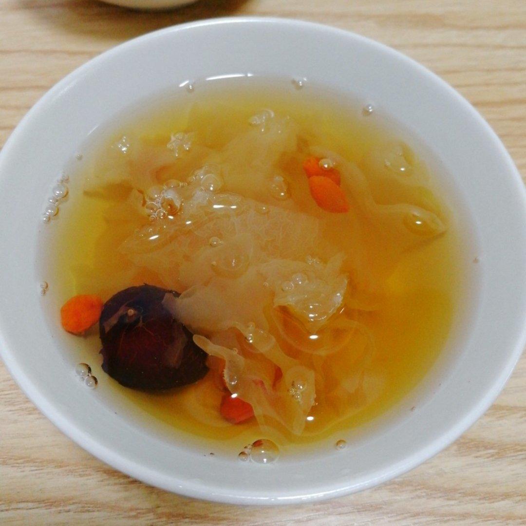 冰糖银耳红枣汤