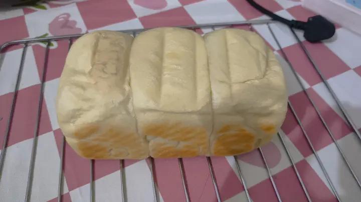 做一次就成功的牛奶吐司面包（手和面揉出手套膜）最后附全麦吐司