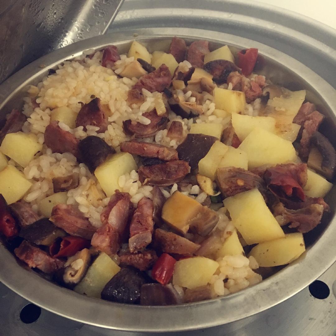 香菇腊肠土豆焖饭