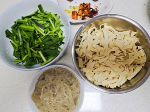 家常干豆腐炖粉条的做法 步骤1