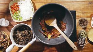 干锅腊肉茶树菇|味蕾时光的做法 步骤5