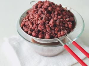 中式经典红豆蛋黄月饼的冰激凌做法～一眼到胃！的做法 步骤4