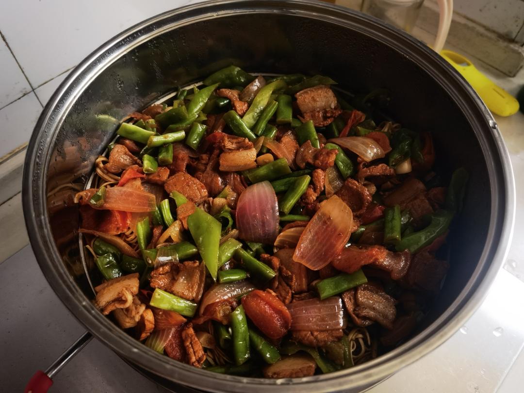 用挂面做传统的河南蒸卤面(豆角焖面)