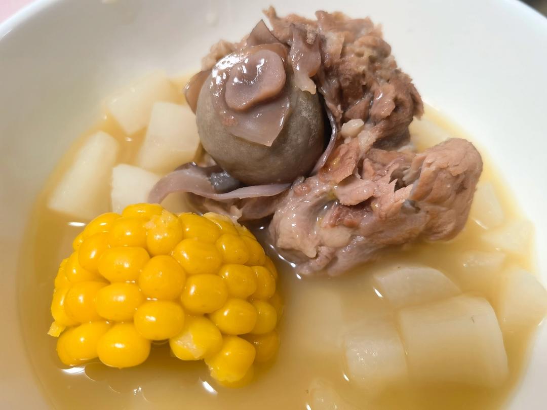 筒子骨玉米萝卜汤
