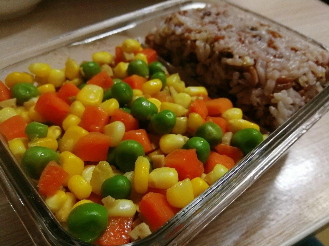 炒四丁（肉丁、豌豆、胡萝卜丁、玉米粒）