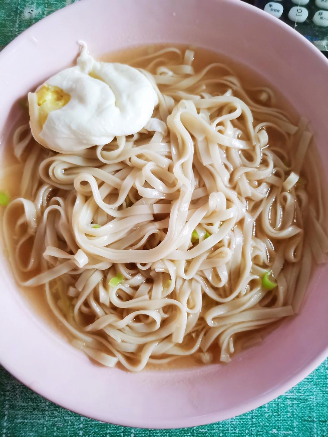 荷包蛋清汤面