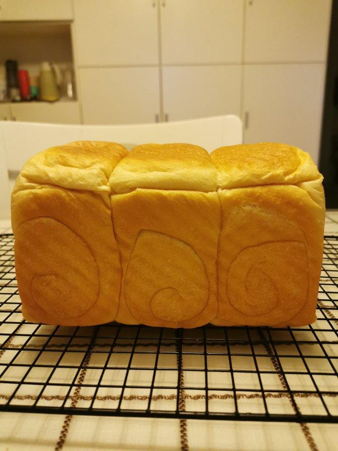 一次发酵的牛奶吐司，省事儿但依旧松软