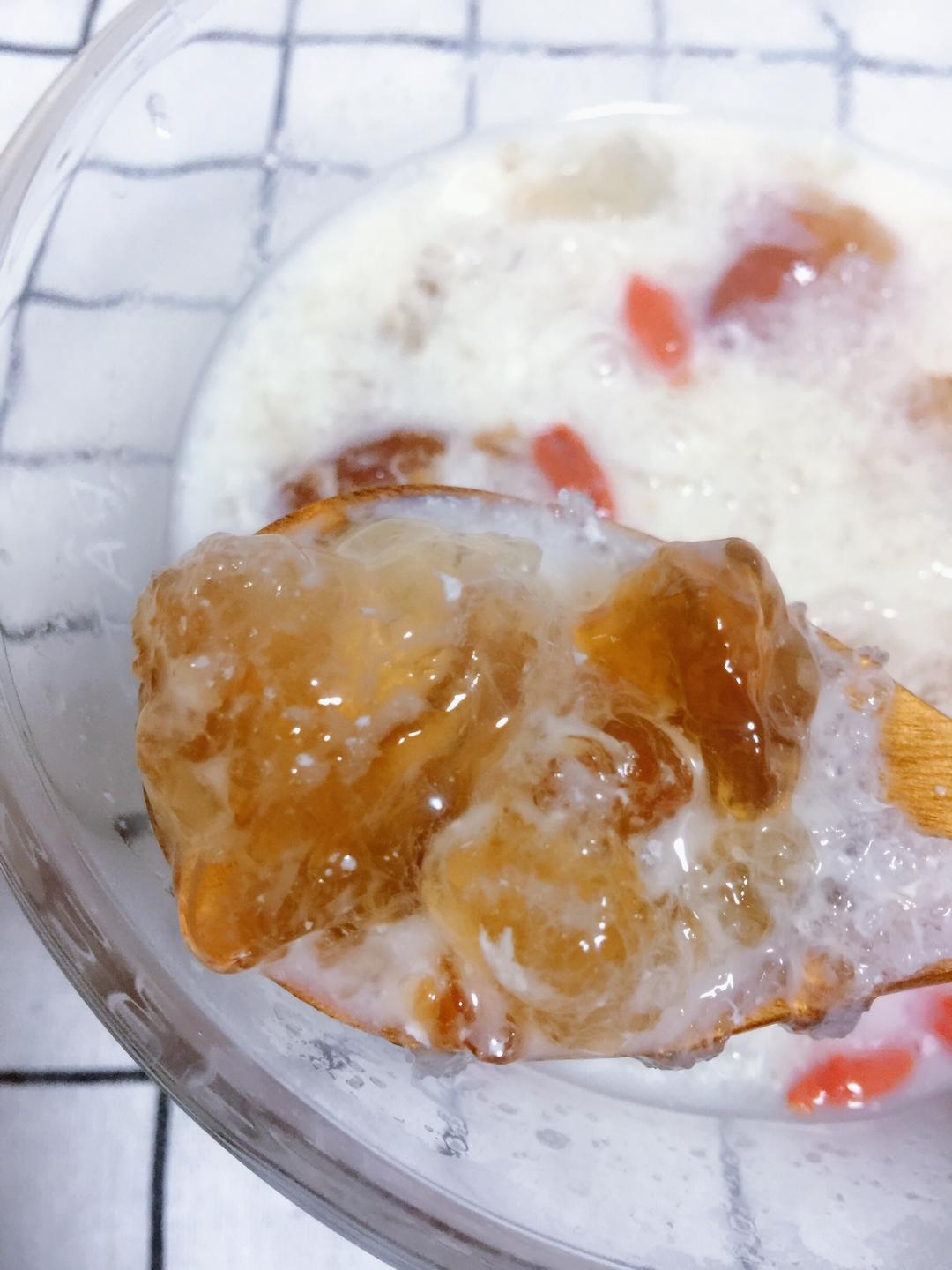 桃胶雪燕炖椰奶的做法