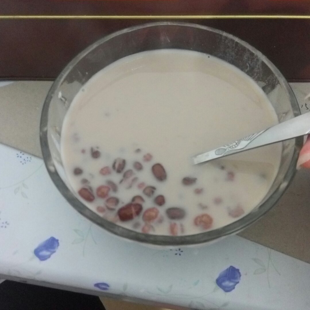 红枣红豆薏仁牛奶粥
