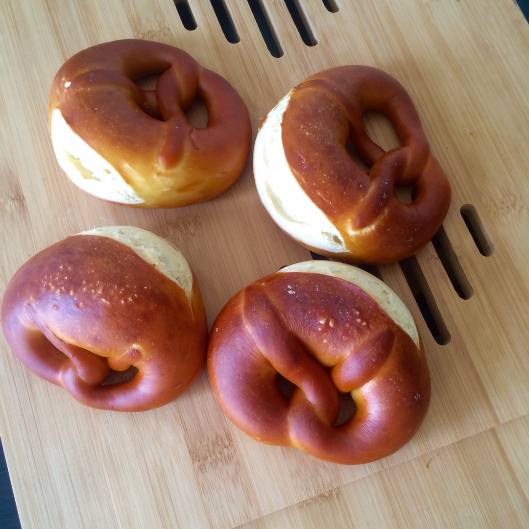 德国碱水面包Brezen（普雷节、巴伐利亚面包、扭结面包）