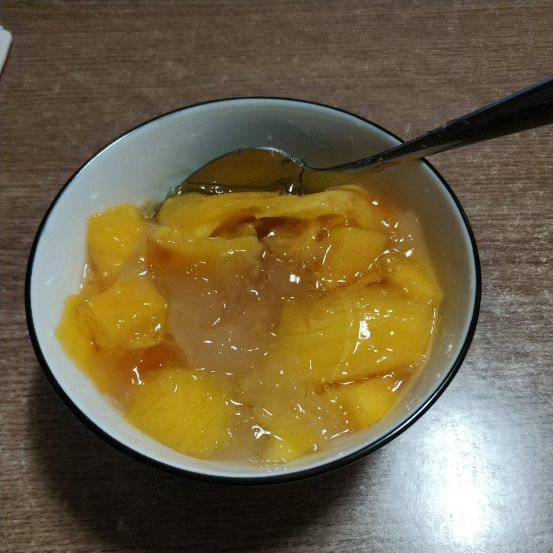 芒果桃胶炖雪莲子