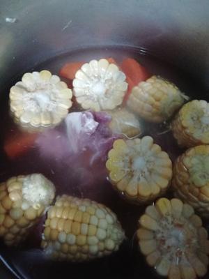 玉米胡萝卜排骨汤的做法 步骤1