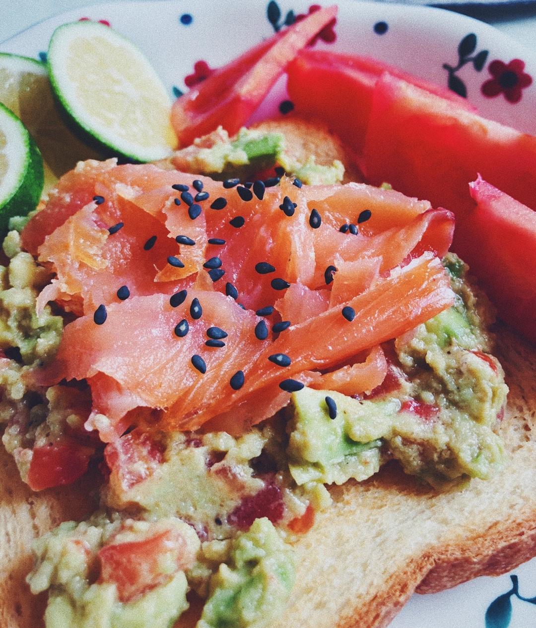 牛油果烟熏三文鱼开口三明治