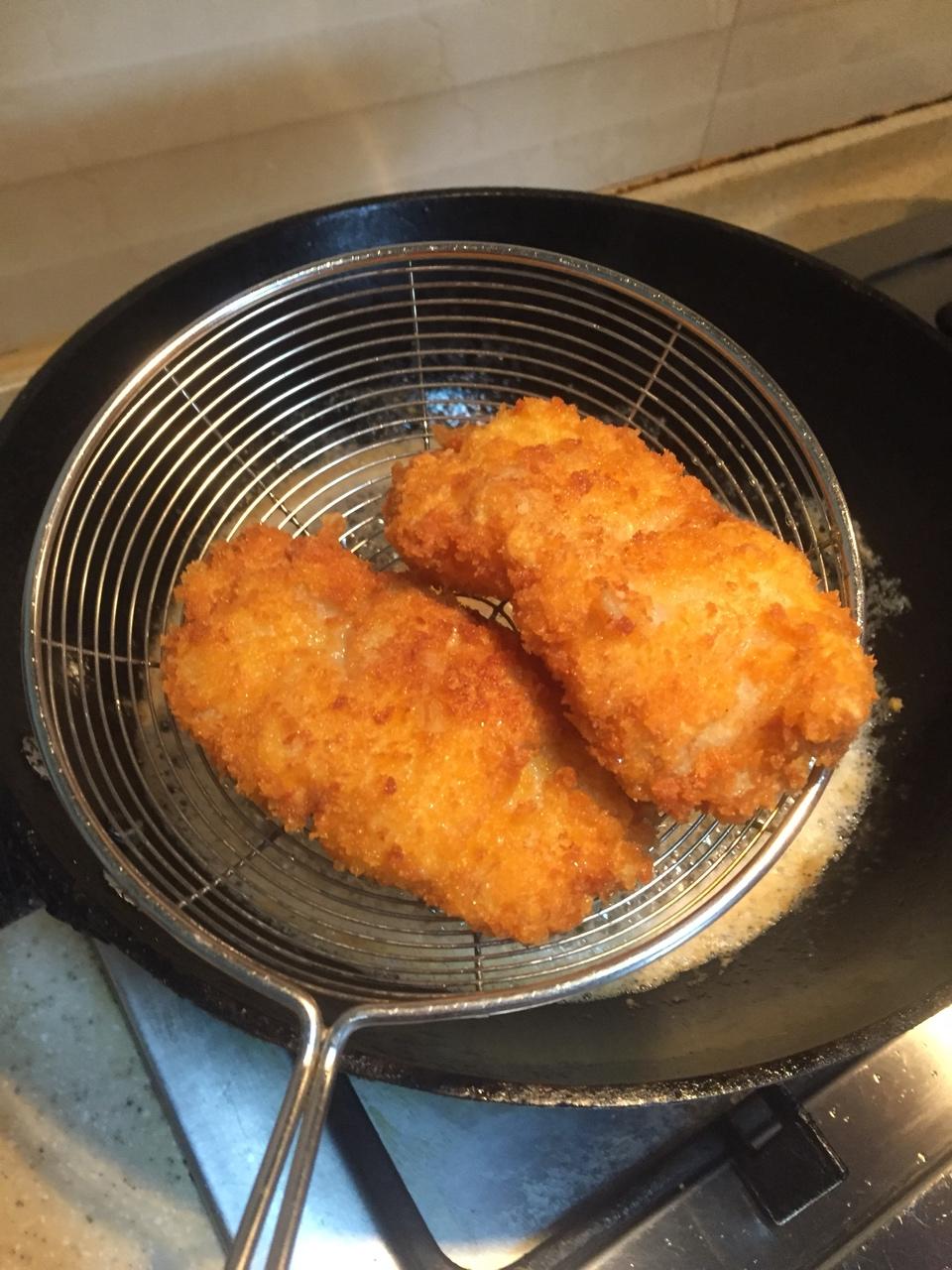 酥炸鱼排配塔塔酱