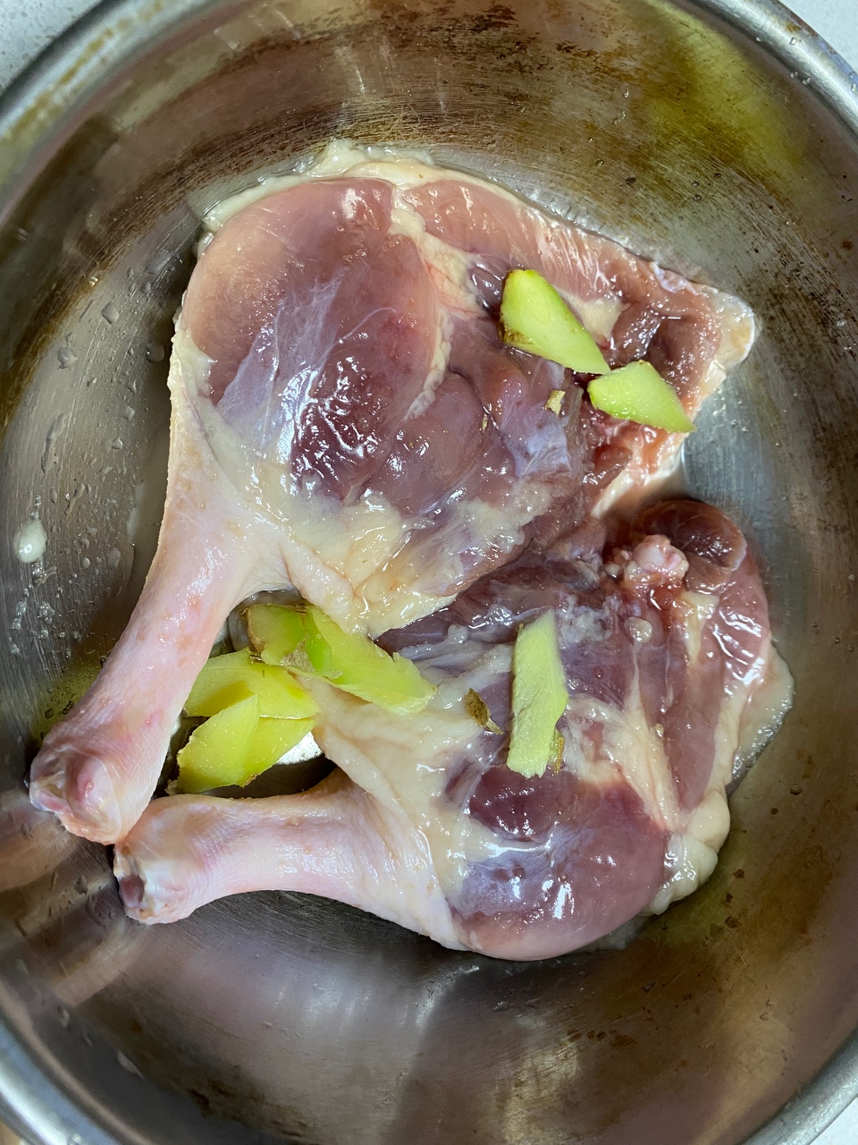 盐水鸭，不焯水，仅需一个小妙招，一只鸭腿足够有滋有味的做法 步骤4