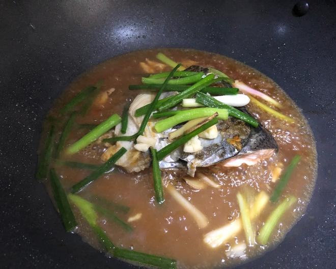 姜葱汁煮三文鱼头的做法