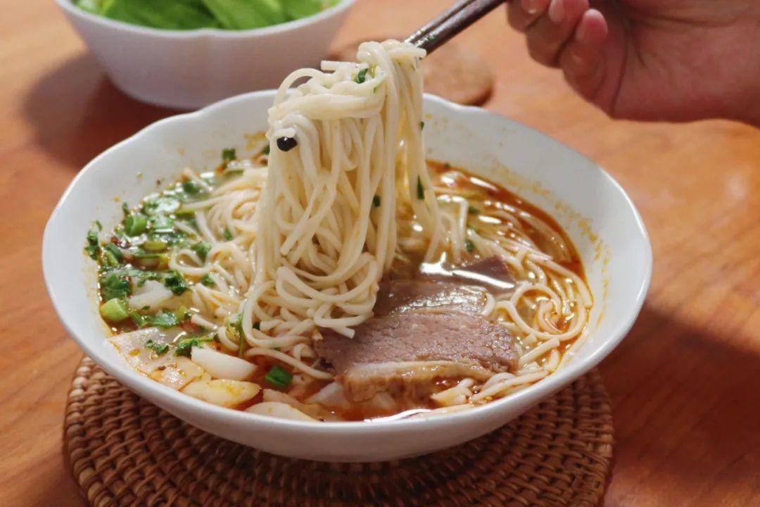 吃到舔碗底都停不下嘴的一碗面！骨汤和拉面的碰撞，吃了会炸的享受