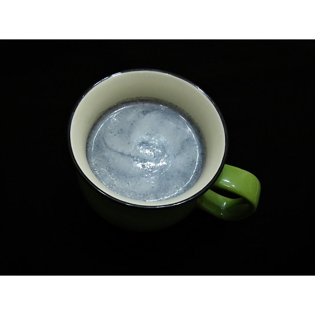 叶子622做的黑芝麻香蕉牛奶