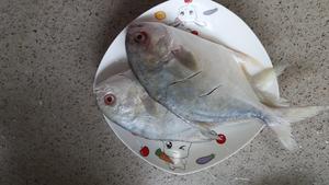 糖醋金鲳鱼也适用于其它海鱼的做法，不用煎水煮鲳鳊鱼😋。的做法 步骤1