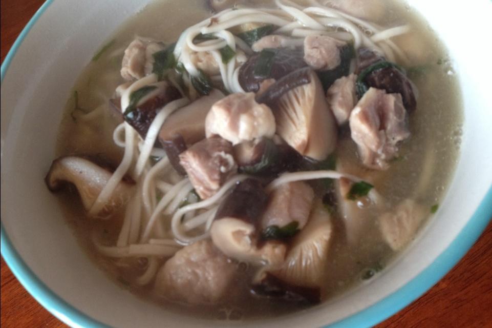 香菇炖鸡腿面