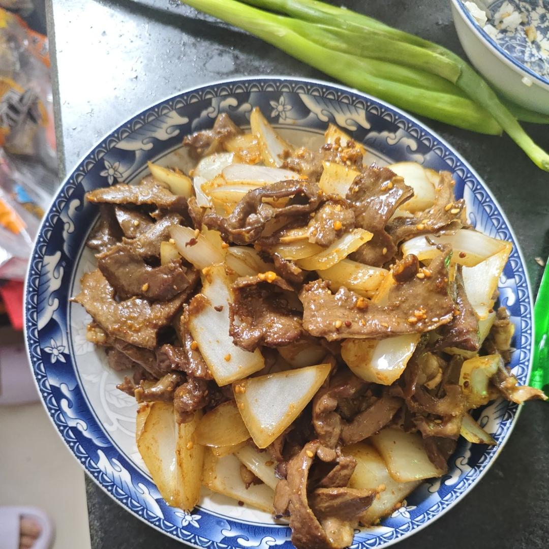 炒猪心（炒沙肝也可以这么做，不用加洋葱，不放酱油，只放烧烤料）