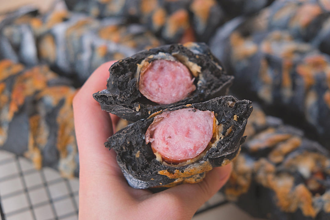 墨鱼汁奶酪+墨鱼汁香肠（软欧包）