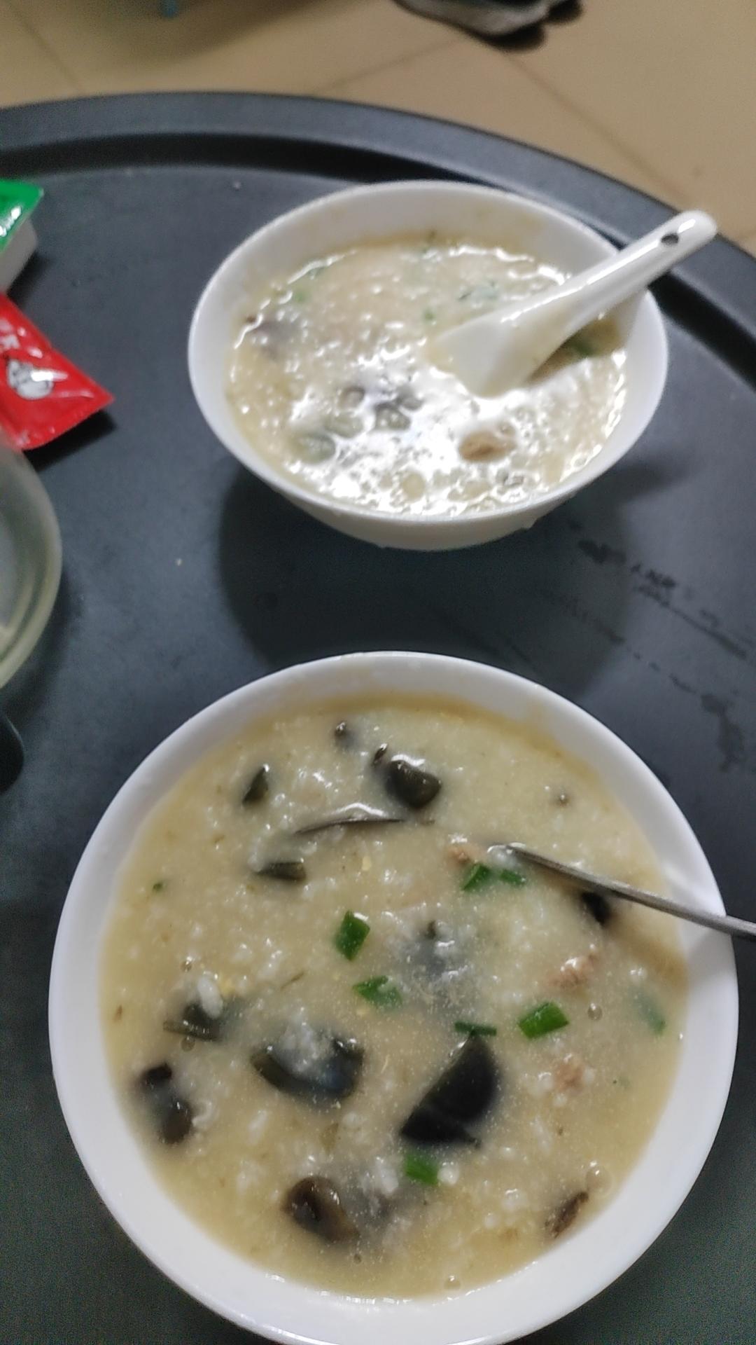 妈妈👩教我做的皮蛋瘦肉粥🥣简单快捷美味😋