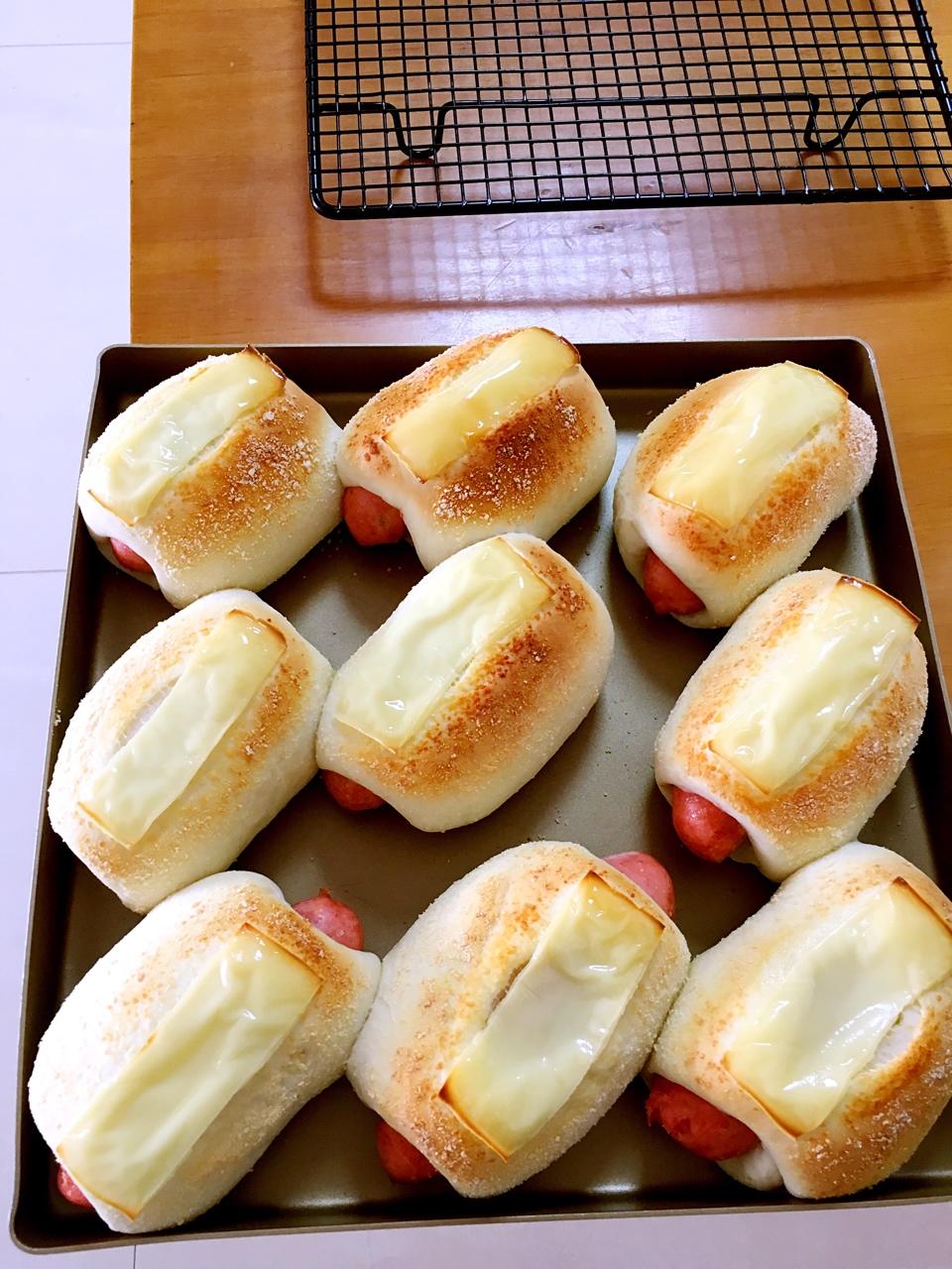 七色彩虹_0fa8做的芝士热狗软面包