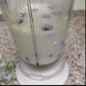蓝莓蜂蜜奶昔【自制超简易】的做法 步骤2