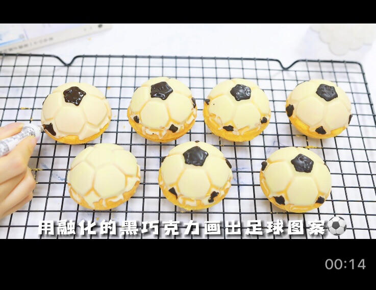 足球海绵蛋糕甜甜圈蛋糕的做法 步骤15