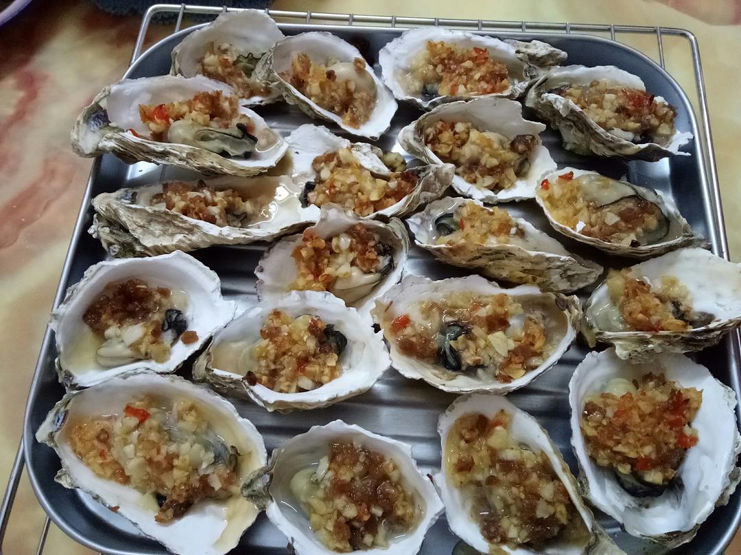 烤生蚝 生蚝好吃关键是蒜茸做得好