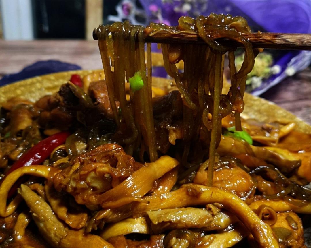 邢小秋美善品（小美版）~少油无盐小鸡炖蘑菇粉条的做法