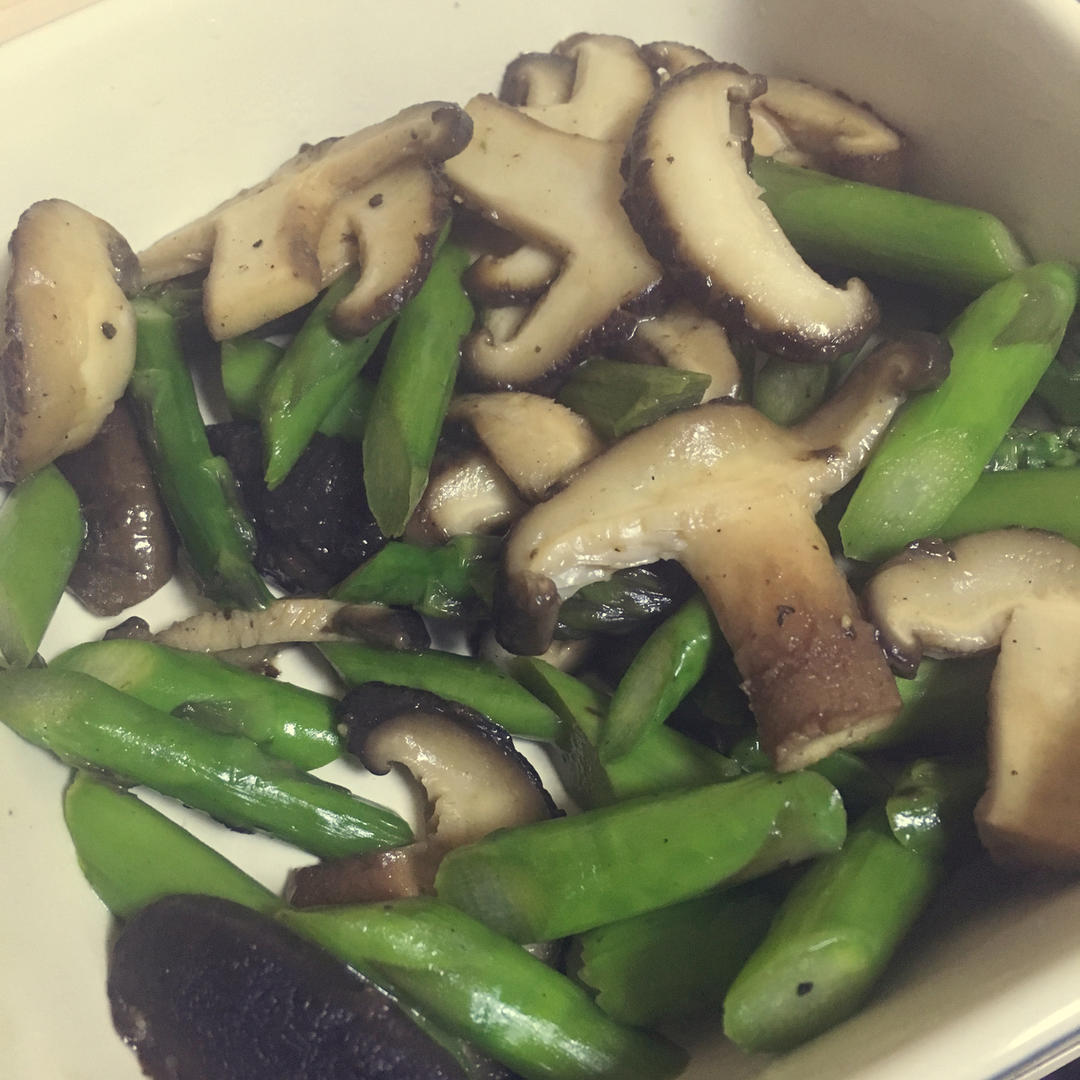 芦笋炒蘑菇