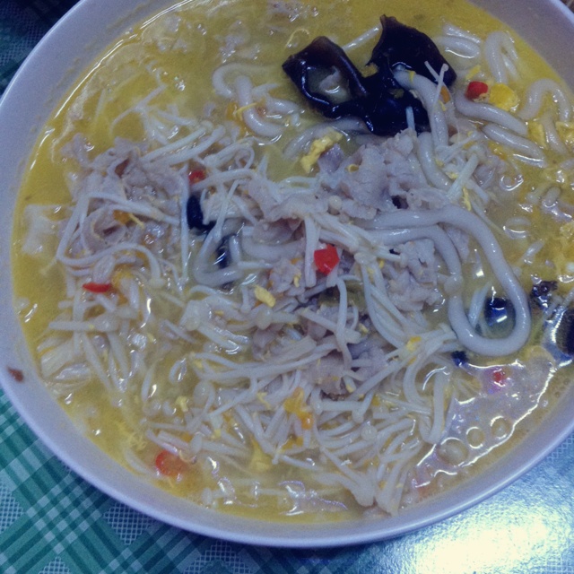 金灿灿的酸汤肥牛