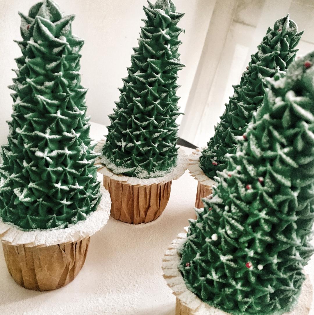 圣诞第一弹－圣诞树杯子蛋糕（超简单）