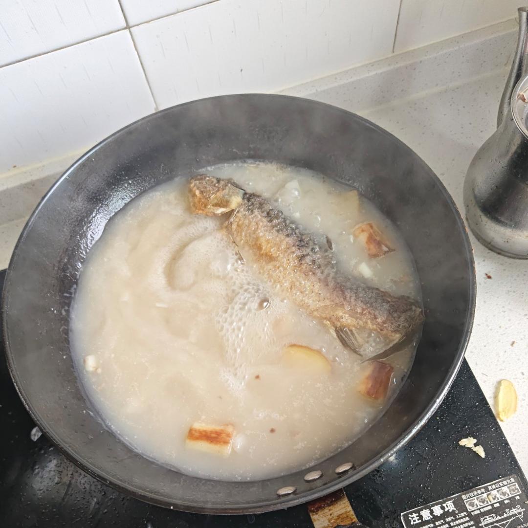 【月子食谱】下奶鲫鱼汤，汤汁浓郁，奶白色有技巧～