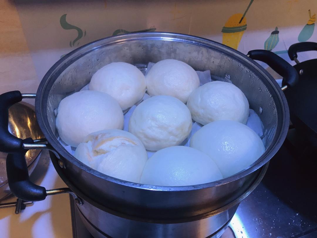 像面包般柔软的奶香馒头（最简单的揉面做法)