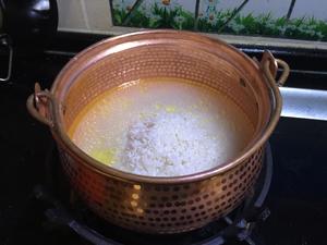 火腿香肠洋芋铜锅饭的做法 步骤2