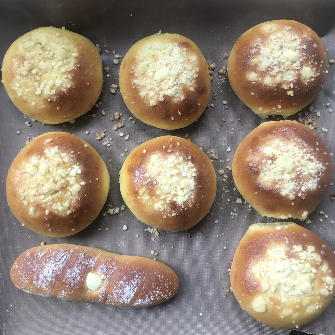 超软的奶香红豆沙面包