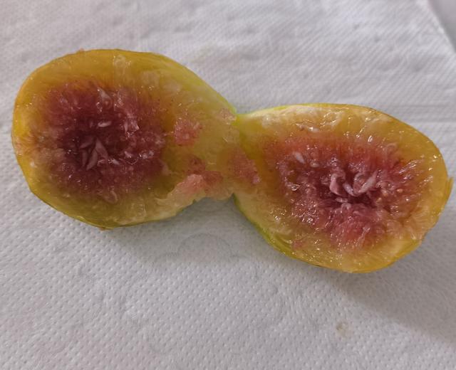 197 完全熟透的树熟无花果,外皮很薄一碰就破,果肉呈半透明果冻果酱状,超级蜜甜的做法