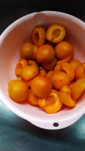 冰糖黄杏罐头的做法 步骤2