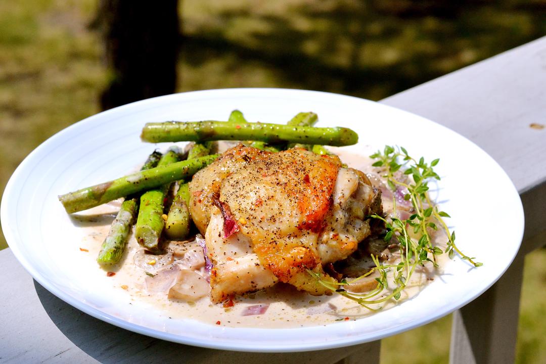 烤鸡奶油蘑菇现芦笋的做法