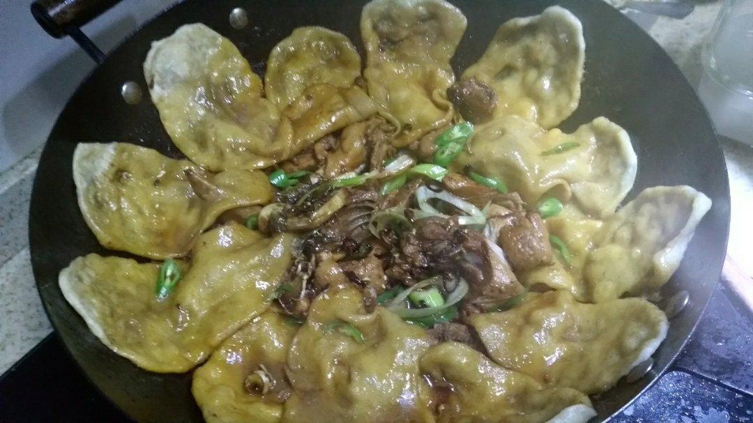 地锅鸡，教你贴饼子好吃的小技巧~