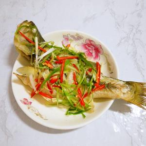 【清蒸鲈鱼】肉质鲜嫩、滑口的做法 步骤7