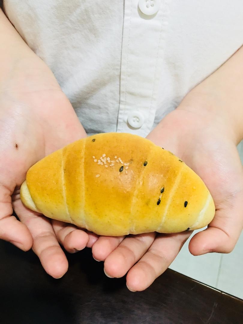 烫种黑芝麻盐面包