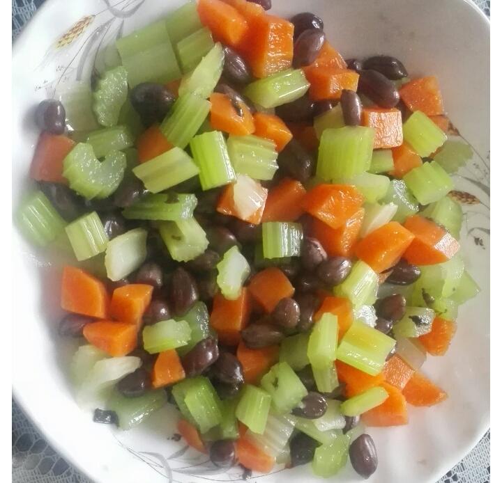 凉拌西芹花生胡萝卜