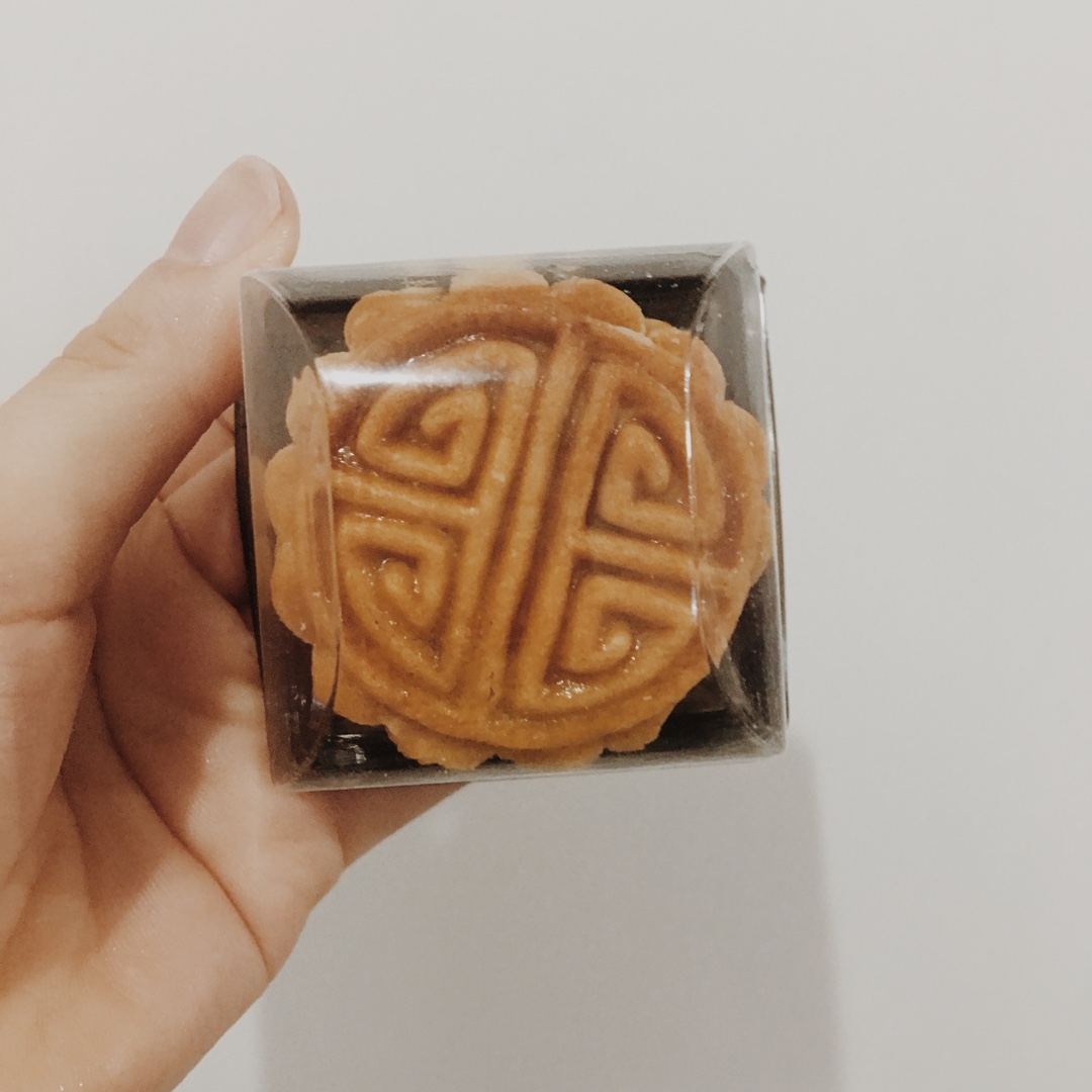 广式月饼—蛋黄莲蓉月饼