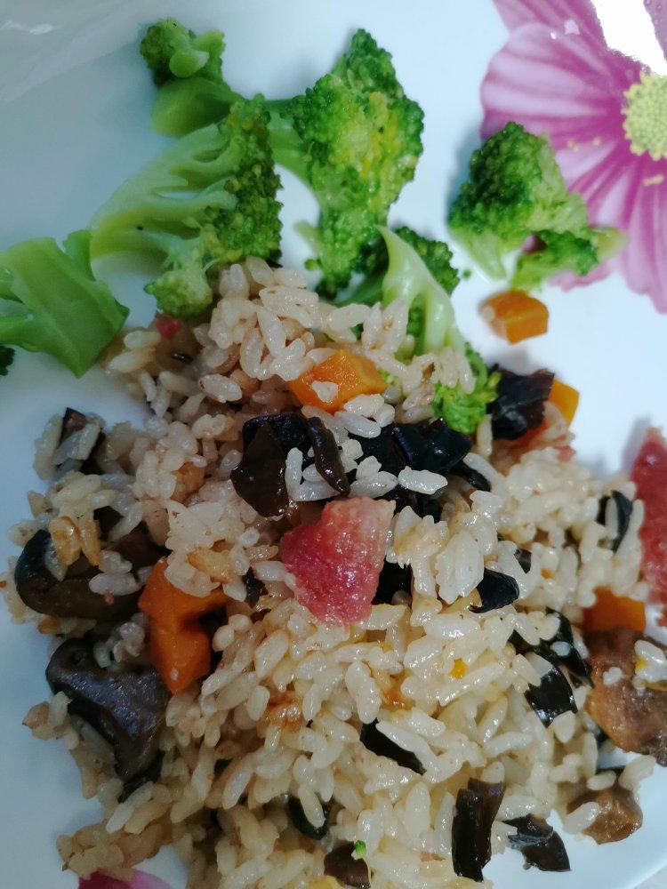 懒人必备～电饭煲腊肠焖饭