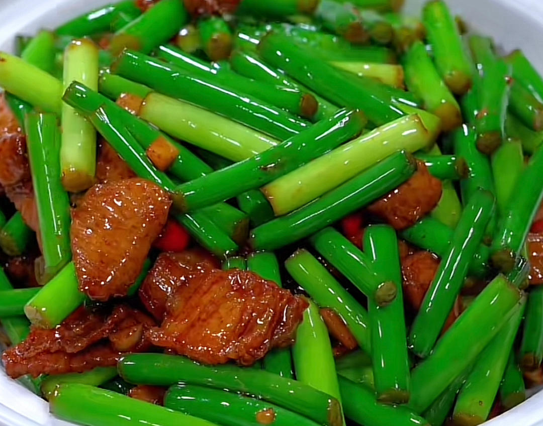 蒜薹炒肉的做法